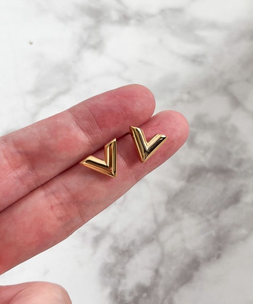 yu-ka(ユーカ)の「YU-KA:Vデザインミニピアス V-design mini earrings(ピアス(両耳用)・レディース・ゴールド・FREE)」の1枚目の写真