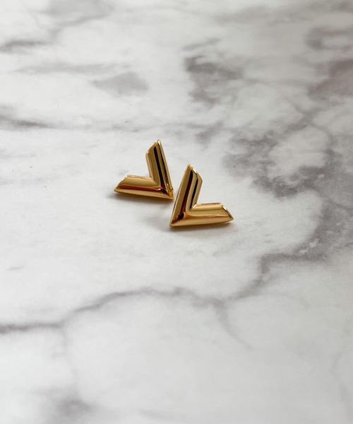 yu-ka(ユーカ)の「YU-KA:Vデザインミニピアス V-design mini earrings(ピアス(両耳用)・レディース・ゴールド・FREE)」の2枚目の写真