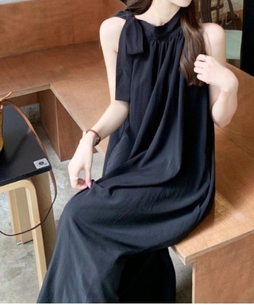 LUCPY(ラクピー)の「リボンショルダーノースリーブワンピース(ワンピース・レディース・ブラウン/ブラック・LARGE/MEDIUM/SMALL/X-LARGE)」の3枚目の写真
