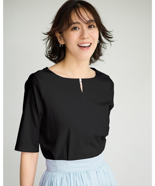 DoCLASSE( ドゥクラッセ)の「パールキーネック・5分袖/スーピマ・DoT(Tシャツ/カットソー・レディース・ダークネイビー/ホワイト/ブラック・M/L/S/LL/3L)」の2枚目の写真
