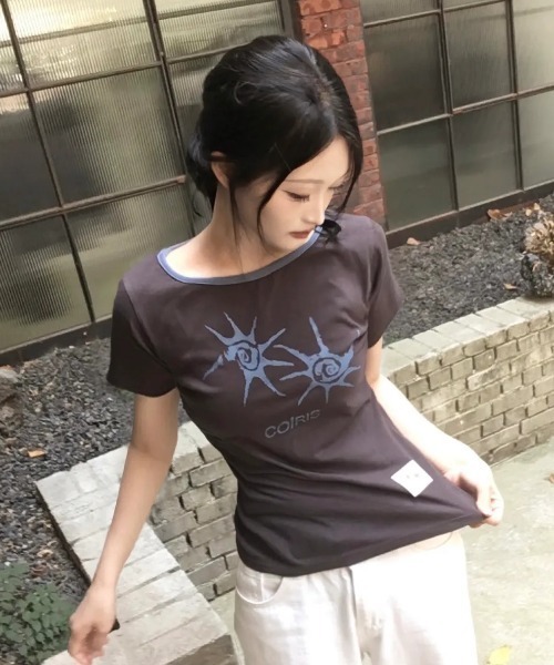 COIRIS(コイリス)の「◇COIRIS◇ブランド直輸入正規品/ソルナ ワンショルダーハーフT SOLUNA ONE SHOULDER HALF T(Tシャツ/カットソー・レディース・ブラック/ホワイト/ブラウン/グレー・FREE)」の2枚目の写真