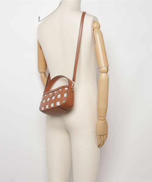 Guess(ゲス)の「FRANKIE Mini Hobo Bag ショルダーバッグ(ハンドバッグ・レディース・キャメル/ブラック・ONE SIZE)」の16枚目の写真