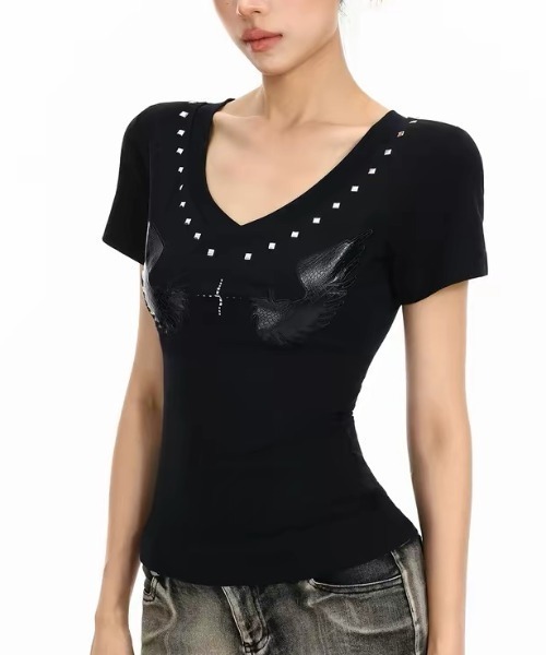 .KOM(ドットコム)の「A'GEM/9 × .kom 『.KOM/ドットケーオーエム』エンジェルエンボススタッズ VネックTシャツ(Tシャツ/カットソー・レディース・ブラック/ホワイト・FREE)」の8枚目の写真
