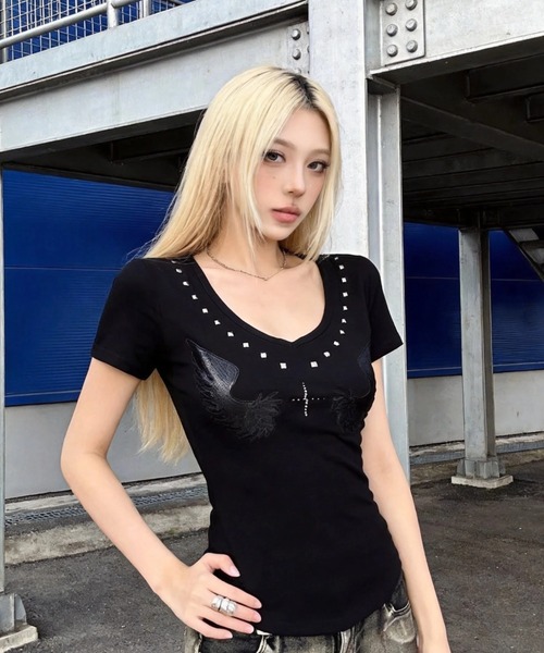.KOM(ドットコム)の「A'GEM/9 × .kom 『.KOM/ドットケーオーエム』エンジェルエンボススタッズ VネックTシャツ(Tシャツ/カットソー・レディース・ブラック/ホワイト・FREE)」の3枚目の写真