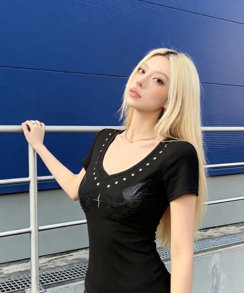 .KOM(ドットコム)の「A'GEM/9 × .kom 『.KOM/ドットケーオーエム』エンジェルエンボススタッズ VネックTシャツ(Tシャツ/カットソー・レディース・ブラック/ホワイト・FREE)」の5枚目の写真