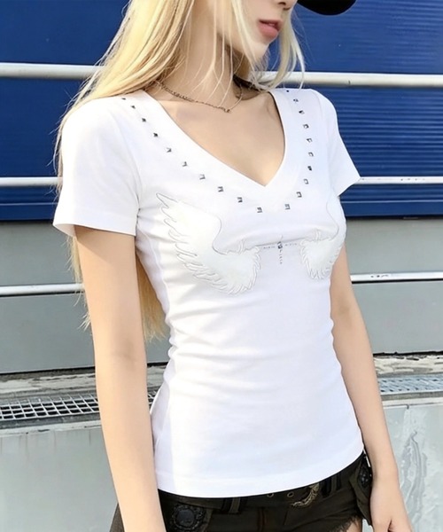 .KOM(ドットコム)の「A'GEM/9 × .kom 『.KOM/ドットケーオーエム』エンジェルエンボススタッズ VネックTシャツ(Tシャツ/カットソー・レディース・ブラック/ホワイト・FREE)」の11枚目の写真