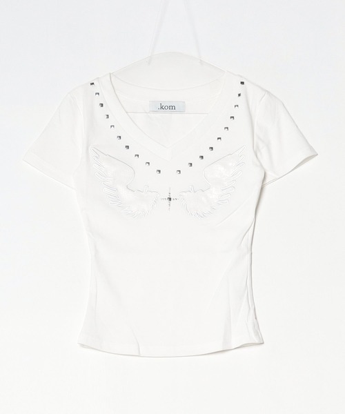 .KOM(ドットコム)の「A'GEM/9 × .kom 『.KOM/ドットケーオーエム』エンジェルエンボススタッズ VネックTシャツ(Tシャツ/カットソー・レディース・ブラック/ホワイト・FREE)」の16枚目の写真