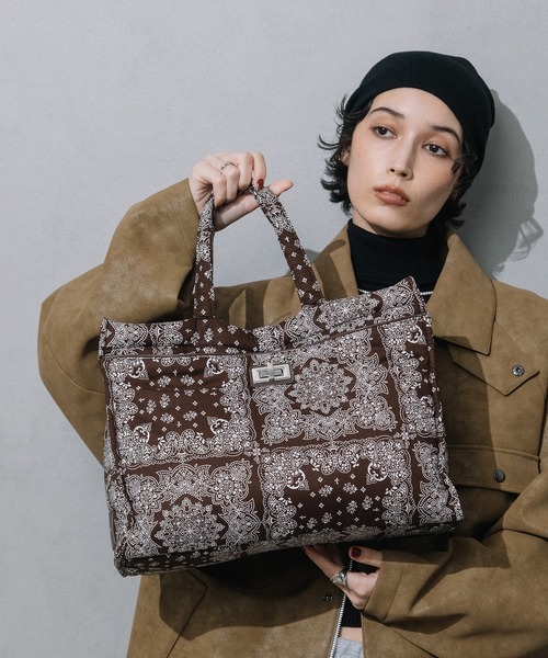 Beau're(ヴュレ)の「BEAURE ペイズリー柄A4サイズ 2WAYトート&ショルダーバッグ(ショルダーバッグ・レディース・ベージュ/ブラウン・FREE)」の2枚目の写真