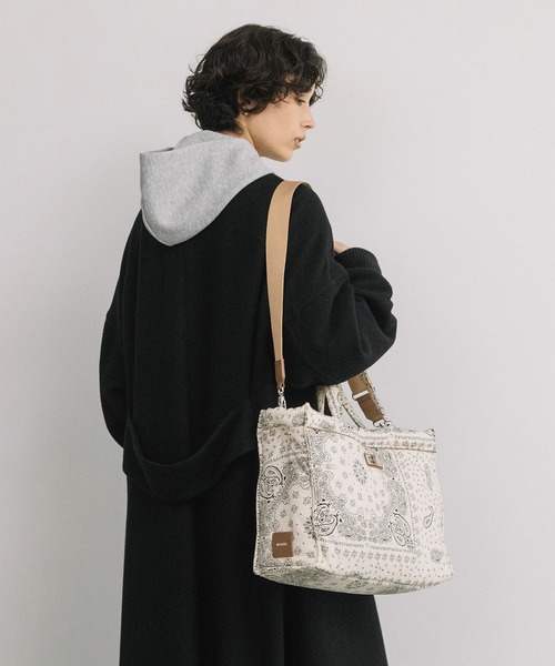 Beau're(ヴュレ)の「BEAURE ペイズリー柄A4サイズ 2WAYトート&ショルダーバッグ(ショルダーバッグ・レディース・ベージュ/ブラウン・FREE)」の12枚目の写真