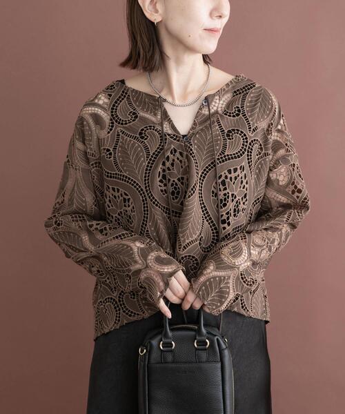 ITEMS URBANRESEARCH(アイテムズ アーバンリサーチ)の「カットワークレースブラウス(シャツ/ブラウス・レディース・ホワイト/ブラック/ブラウン・FREE)」の3枚目の写真