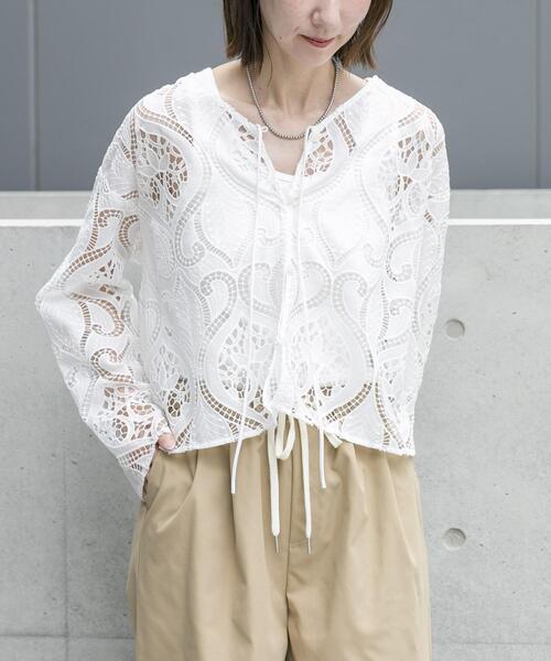 ITEMS URBANRESEARCH(アイテムズ アーバンリサーチ)の「カットワークレースブラウス(シャツ/ブラウス・レディース・ホワイト/ブラック/ブラウン・FREE)」の1枚目の写真