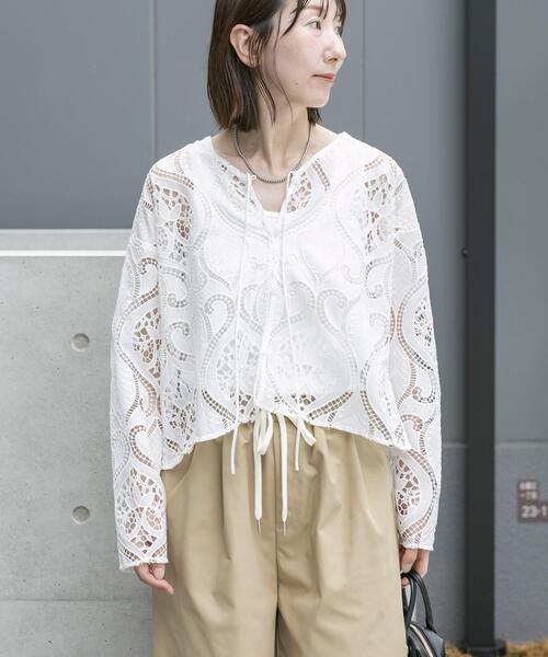 ITEMS URBANRESEARCH(アイテムズ アーバンリサーチ)の「カットワークレースブラウス(シャツ/ブラウス・レディース・ホワイト/ブラック/ブラウン・FREE)」の4枚目の写真