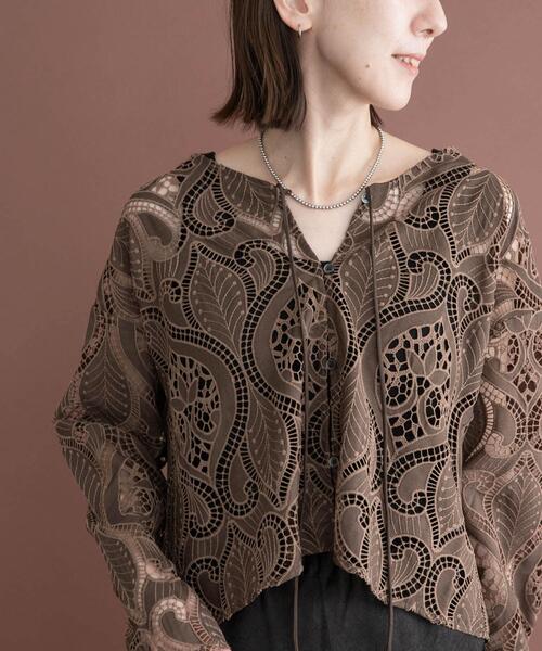 ITEMS URBANRESEARCH(アイテムズ アーバンリサーチ)の「カットワークレースブラウス(シャツ/ブラウス・レディース・ホワイト/ブラック/ブラウン・FREE)」の19枚目の写真