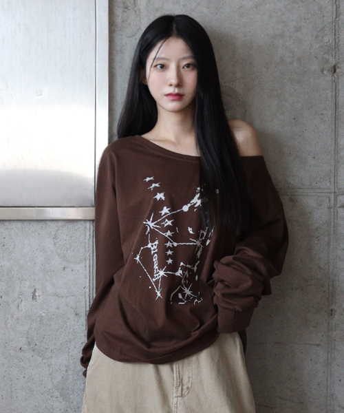 DEFYCLUBROBBERS(ディファイクラブロバース)の「Bleach ボートネック ワンショルダー ロングスリーブ ブラウン(Tシャツ/カットソー・レディース・その他・FREE)」の1枚目の写真
