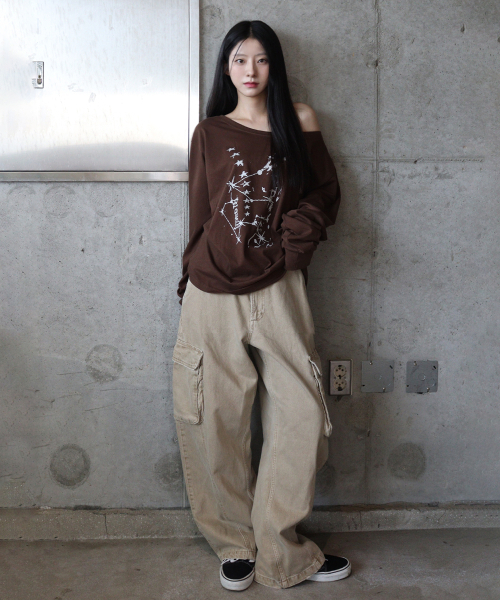 DEFYCLUBROBBERS(ディファイクラブロバース)の「Bleach ボートネック ワンショルダー ロングスリーブ ブラウン(Tシャツ/カットソー・レディース・その他・FREE)」の2枚目の写真
