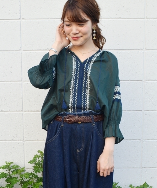 SHIPS(シップス)の「エンブロイダリーパフスリーブブラウス◇(シャツ/ブラウス・レディース・ライトブルー/オフホワイト/グリーン・ONE SIZE)」の3枚目の写真