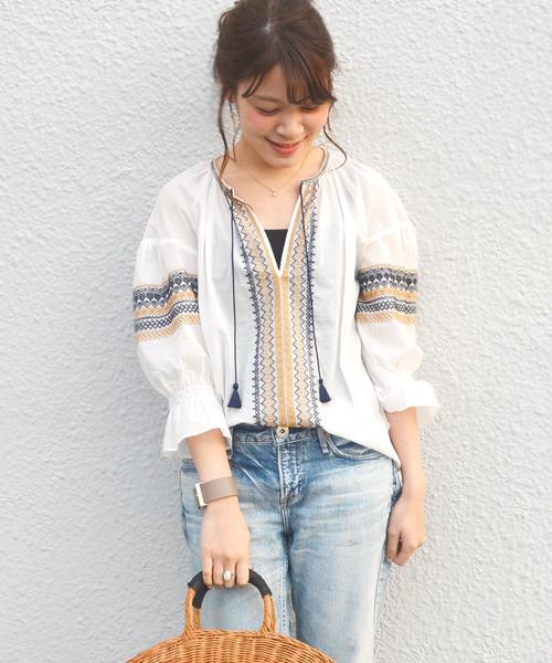 SHIPS(シップス)の「エンブロイダリーパフスリーブブラウス◇(シャツ/ブラウス・レディース・ライトブルー/オフホワイト/グリーン・ONE SIZE)」の2枚目の写真