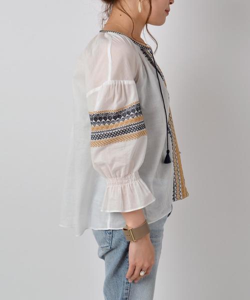 SHIPS(シップス)の「エンブロイダリーパフスリーブブラウス◇(シャツ/ブラウス・レディース・ライトブルー/オフホワイト/グリーン・ONE SIZE)」の4枚目の写真