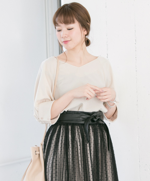 URBAN RESEARCH（アーバンリサーチ）の「 UR オフショル袖折り返しカフスブラウス（シャツ/ブラウス・レディース・オフホワイト/ライトブルー/ライトピンク/ベージュ・FREE）」の3枚目の写真