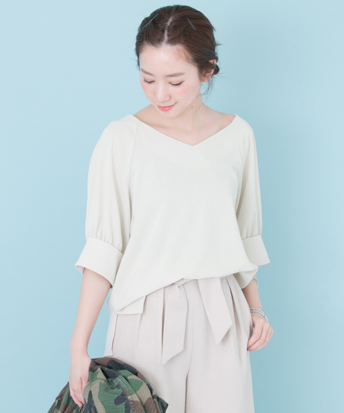 URBAN RESEARCH（アーバンリサーチ）の「 UR オフショル袖折り返しカフスブラウス（シャツ/ブラウス・レディース・オフホワイト/ライトブルー/ライトピンク/ベージュ・FREE）」の2枚目の写真
