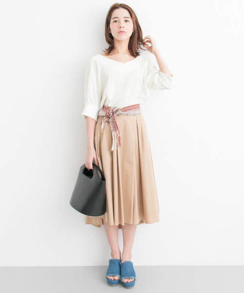 URBAN RESEARCH（アーバンリサーチ）の「 UR オフショル袖折り返しカフスブラウス（シャツ/ブラウス・レディース・オフホワイト/ライトブルー/ライトピンク/ベージュ・FREE）」の15枚目の写真