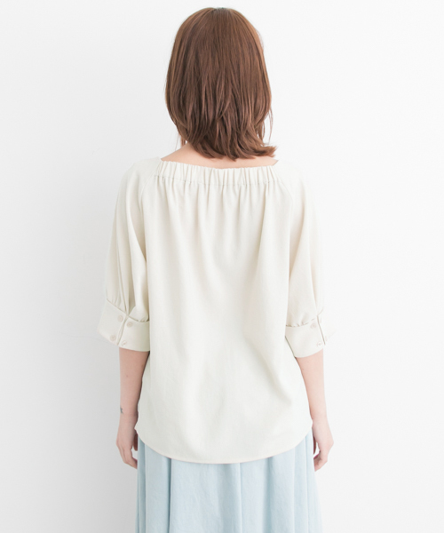 URBAN RESEARCH（アーバンリサーチ）の「 UR オフショル袖折り返しカフスブラウス（シャツ/ブラウス・レディース・オフホワイト/ライトブルー/ライトピンク/ベージュ・FREE）」の9枚目の写真