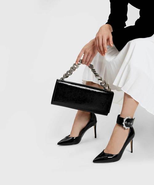 CHARLES & KEITH（チャールズ & キース）の「チェーンハンドルフロントフラップクラッチ / CHAIN HANDLE FRONT FLAP CLUTCH（クラッチバッグ・レディース・ブラック/オリーブ/アイボリー・M）」の4枚目の写真