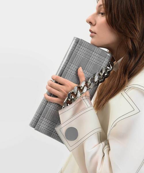 CHARLES & KEITH（チャールズ & キース）の「チェーンハンドルフロントフラップクラッチ / CHAIN HANDLE FRONT FLAP CLUTCH（クラッチバッグ・レディース・ブラック/オリーブ/アイボリー・M）」の12枚目の写真