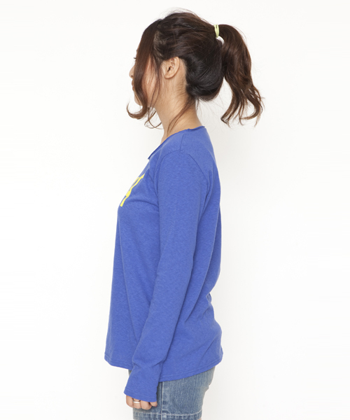 X-girl（エックスガール）の「ABSURD LOGO L/S TEE（Tシャツ/カットソー・レディース・ホワイト/ブラック/ブルー/イエロー・1/2）」の5枚目の写真