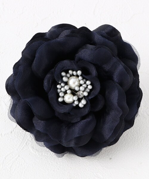 SHOO・LA・RUE(シューラルー)の「【セレモニー/ママスーツ/入卒】ベーシックコサージュ(ブローチ/コサージュ・レディース・ネイビー/オフホワイト/ライトベージュ・00)」の1枚目の写真