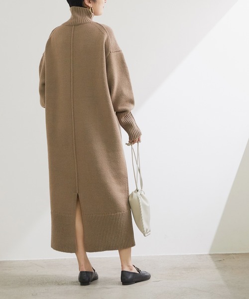 ADAM ET ROPE'(アダムエロペ)の「【WEB限定】タートルバックスリットニットワンピース(ワンピース・レディース・ブラウン/ベージュ/ブラック・FREE)」の12枚目の写真