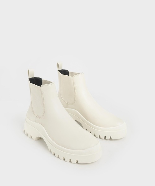 CHARLES & KEITH(チャールズ & キース)の「チャンキー チェルシーブーツ / Chunky Chelsea Boots(ブーツ・レディース・ブラック/レッド/オフホワイト・22.5cm/23cm/23.5cm/24.5cm/25cm/25.5cm)」の4枚目の写真