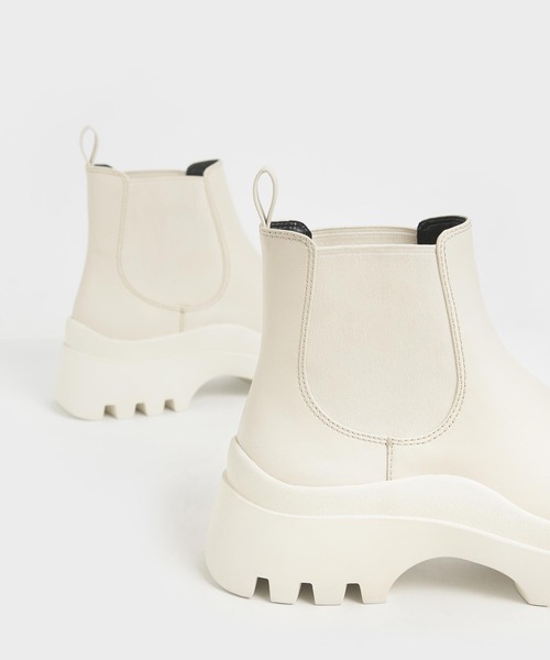 CHARLES & KEITH(チャールズ & キース)の「チャンキー チェルシーブーツ / Chunky Chelsea Boots(ブーツ・レディース・ブラック/レッド/オフホワイト・22.5cm/23cm/23.5cm/24.5cm/25cm/25.5cm)」の5枚目の写真