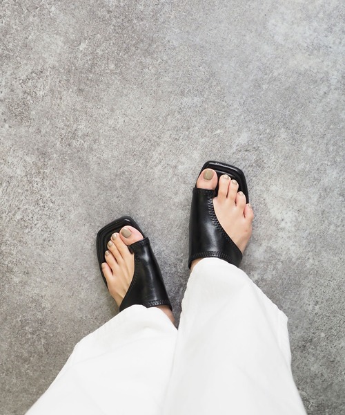 Riberry（リベリー）の「スクエアトゥトングサンダル（サンダル・レディース・ホワイト/ブラック/ベージュ・MEDIUM/LARGE）」の4枚目の写真