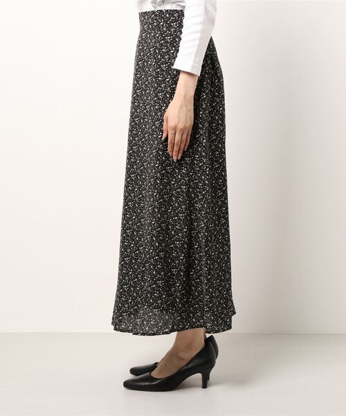 SPINNS（スピンズ）の「総柄ロングスカート（スカート・レディース・ホワイト/ブラック/ベージュ/ライム/ホワイト系その他/ゼブラ/ホワイト系その他2/ブラック系その他2・ONESIZE）」の9枚目の写真