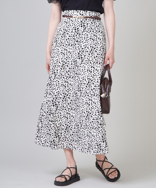 SPINNS（スピンズ）の「総柄ロングスカート（スカート・レディース・ホワイト/ブラック/ベージュ/ライム/ホワイト系その他/ゼブラ/ホワイト系その他2/ブラック系その他2・ONESIZE）」の3枚目の写真