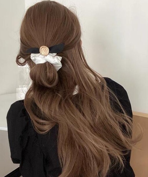 VIBGYOR Women（ヴィブジョー　ウィメン）の「【float】アンティークモチーフ サテン シュシュ（シュシュ・レディース・ホワイト/ブラック・FREE）」の2枚目の写真