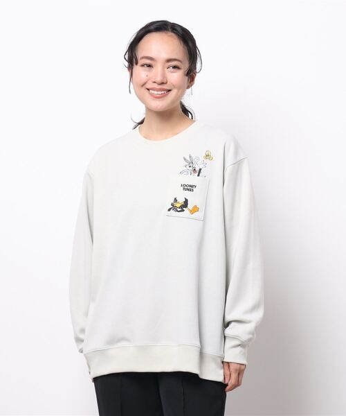 ACCOMMODE（アコモデ）の「ルーニー・テューンズ /ポンチクルートレーナーポケツキ（ウィメンズ）（スウェット・レディース・ライトグレー/グレー・L）」の4枚目の写真