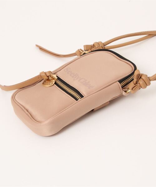 SEE BY CHLOE(シーバイクロエ)の「SBC ESSENTIAL / フォンホルダーPHONE HOLDER WITH STRAP(ショルダーバッグ・レディース・ベージュ・FREE)」の3枚目の写真