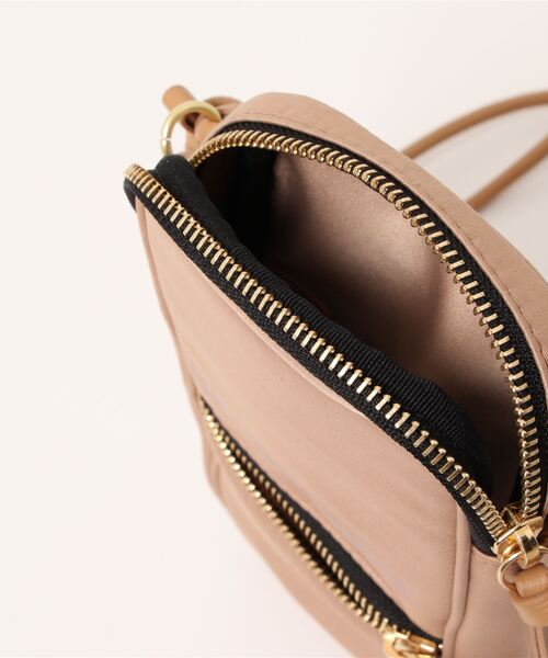 SEE BY CHLOE(シーバイクロエ)の「SBC ESSENTIAL / フォンホルダーPHONE HOLDER WITH STRAP(ショルダーバッグ・レディース・ベージュ・FREE)」の4枚目の写真