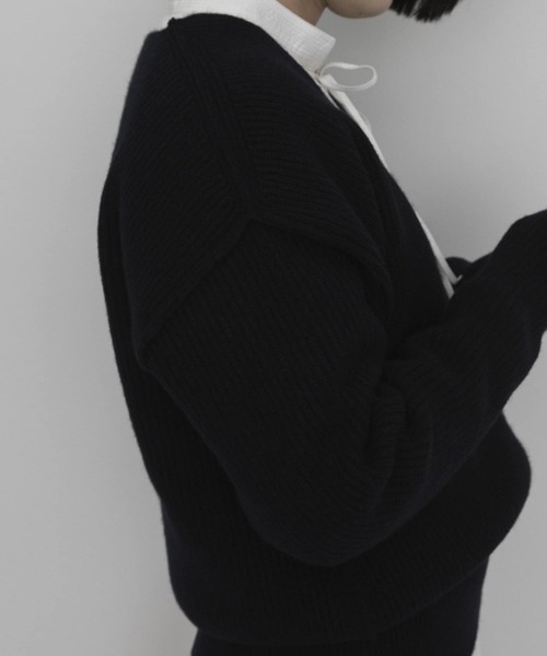 URBAN RESEARCH（アーバンリサーチ）の「『25周年別注』ROUTINE for URBAN RESEARCH リバーシブル・Vネックニット（ニット/セーター・レディース・カーキ/ネイビー/ホワイト・FREE）」の14枚目の写真