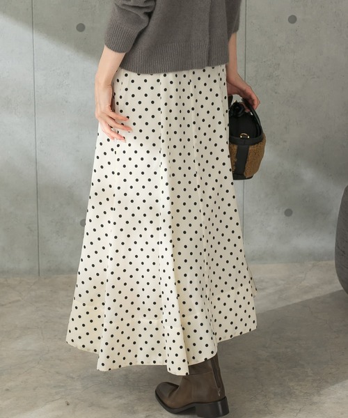 URBAN RESEARCH ROSSO WOMEN(アーバンリサーチ ロッソ)の「パネルラインサテンフレアスカート(スカート・レディース・ミント/ドット/ブラウン・38/36)」の12枚目の写真