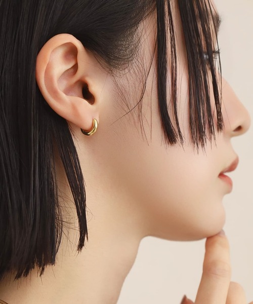 LHME(エルエイチエムイー)の「【WEB限定】”Dear”チャンキーフープピアスS/サージカルステンレス(金属アレルギー対応)【LHME / エルエイチエムイー】(ピアス(両耳用)・レディース・シルバー/イエローゴールド・ONE SIZE)」の2枚目の写真