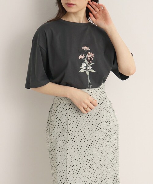 SHOO・LA・RUE（シューラルー）の「◆【プチプラ/コットン100%】選べるプリント バリエーション！垢抜け半袖Tシャツ（Tシャツ/カットソー・レディース・ゴールド系その他/チャコール/オレンジ系その他5/ホワイト系8/ホワイト系9/黄緑系/ブルー系/ホワイト系6/ブラック系3/パープル系5/ブラック系4/オフホワイト・03/04/02）」の8枚目の写真