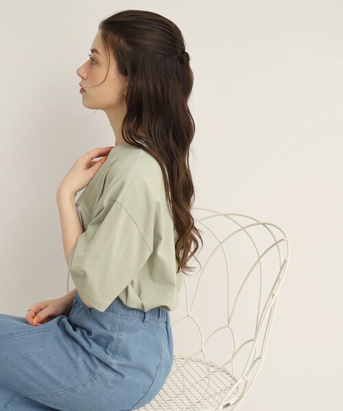 SHOO・LA・RUE（シューラルー）の「◆【プチプラ/コットン100%】選べるプリント バリエーション！垢抜け半袖Tシャツ（Tシャツ/カットソー・レディース・ゴールド系その他/チャコール/オレンジ系その他5/ホワイト系8/ホワイト系9/黄緑系/ブルー系/ホワイト系6/ブラック系3/パープル系5/ブラック系4/オフホワイト・03/04/02）」の21枚目の写真