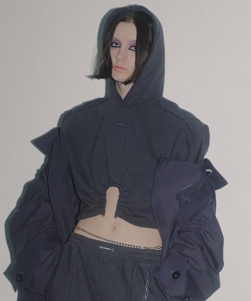 PRANK PROJECT(プランクプロジェクト)の「メタルディティールショートフーディ/Metal Detail Short Hoodie(パーカー・レディース・サックスブルー/アイボリー/チャコールグレー・FREE)」の3枚目の写真