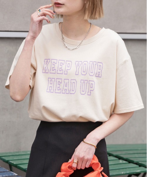 ad thie(アドティエ)の「アソートロゴ プリントTシャツ(Tシャツ/カットソー・レディース・アイボリー/ホワイト/ベビーピンク/オフホワイト/チャコール/セージグリーン・FREE/LL)」の4枚目の写真