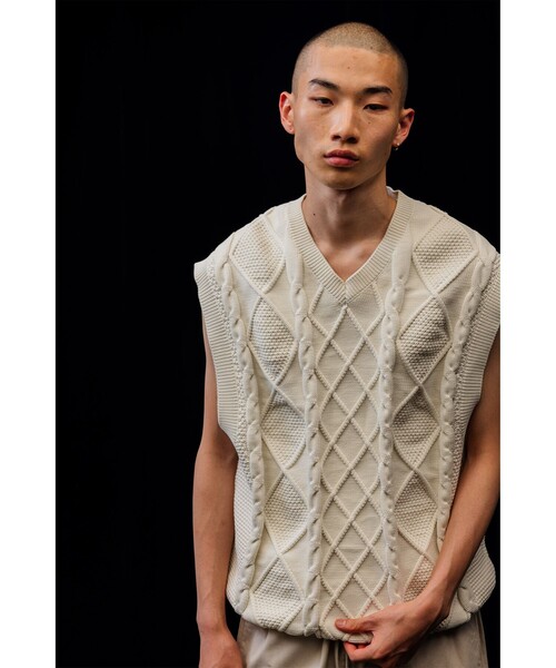BEAMS（ビームス）の「BEAMS / 5ゲージ フィッシャーマン ニットベスト（ベスト・メンズ・ナチュラル/ネイビー・SMALL/MEDIUM/LARGE/X-LARGE）」の4枚目の写真