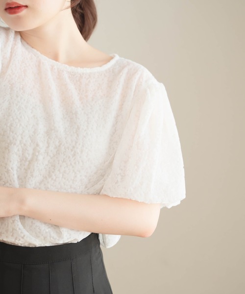 Cham.（チャム）の「ボリューム袖フラワートップス（シャツ/ブラウス・レディース・オフホワイト・F）」の6枚目の写真
