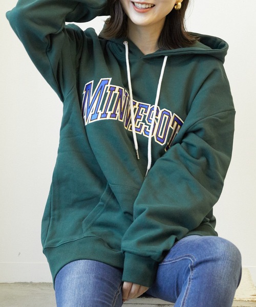 almo(アルモ)の「【CHICHI】PARAMUS MINNESOTA LOGO / パラマス ミネソタ アーチロゴ 配色刺繍 パーカー(BEY)(Tシャツ/カットソー・レディース・ブラック/オートミール/バイオレット/グリーン・FREE)」の5枚目の写真